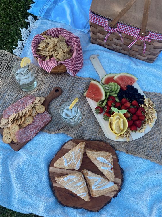 Sandwich, fruit, and cookies are picnic favourites. (Pinterest)