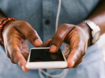 20 Practical Ways South Africans Can Use Their Smartphones to Make Money