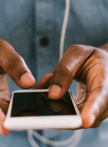 20 Practical Ways South Africans Can Use Their Smartphones to Make Money