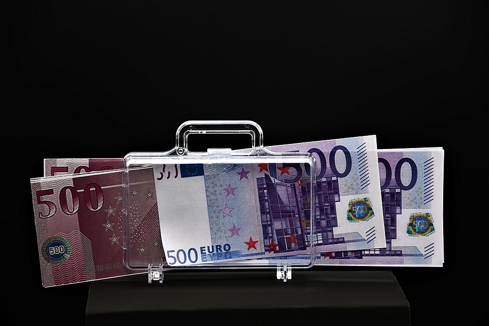 7 passive income opportunities with AI for busy professionals in 2025