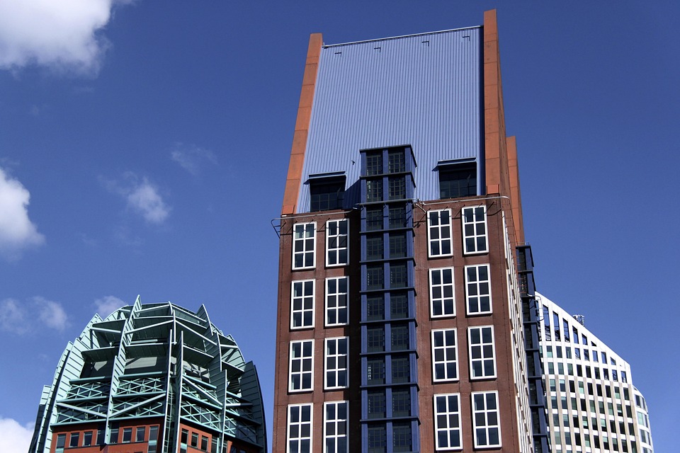 Melania Trump walks with humanoid robot at White House